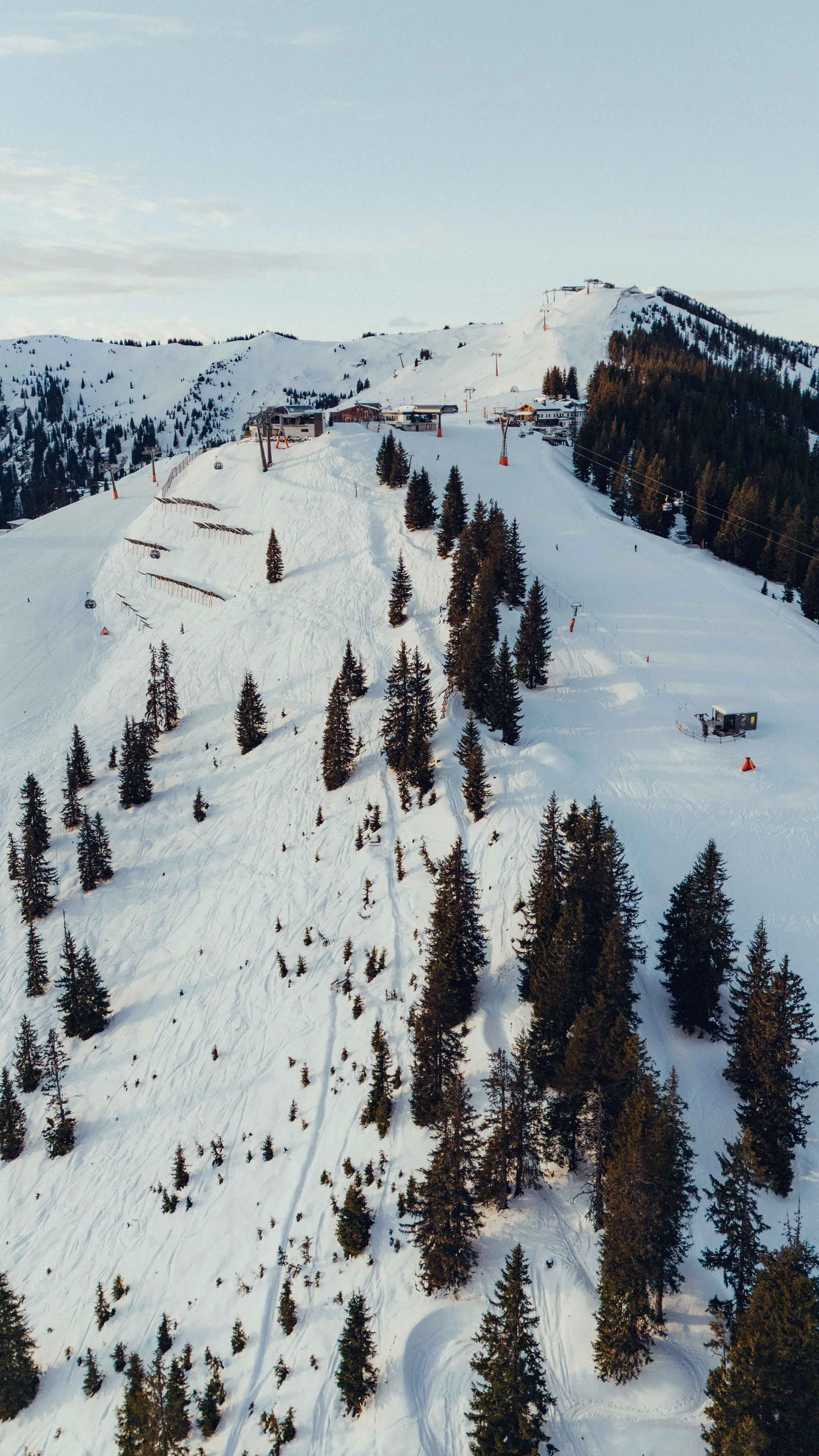 Luftaufnahme des Holzhotel Forsthofalm im Winter
