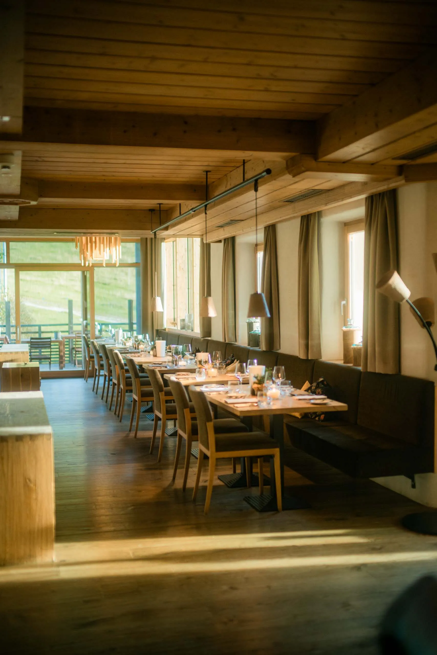 Moderne Restaurant-Atmosphäre im Holzhotel Forsthofalm.