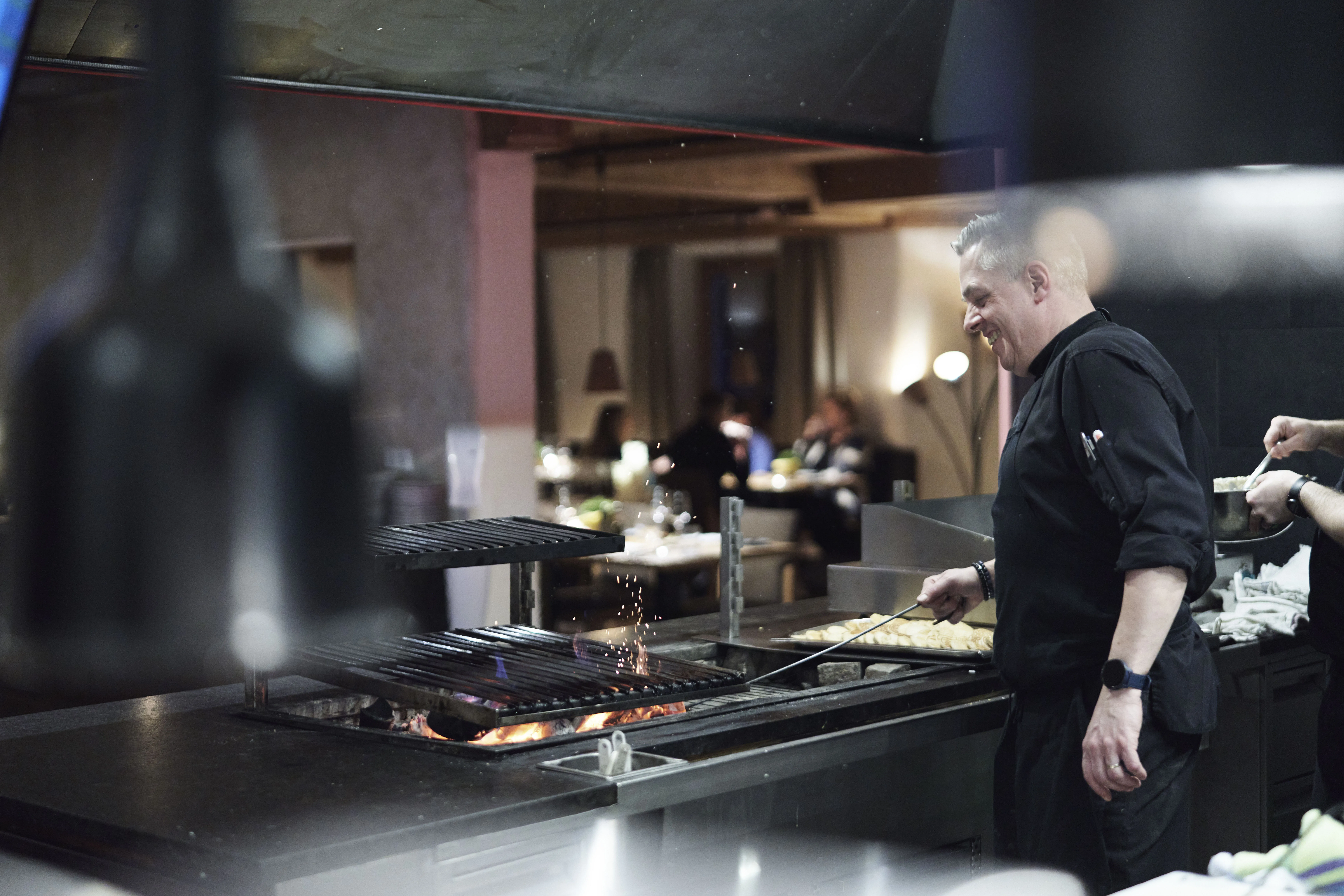 Koch im Holzhotel Forsthofalm in Leogang am Grill