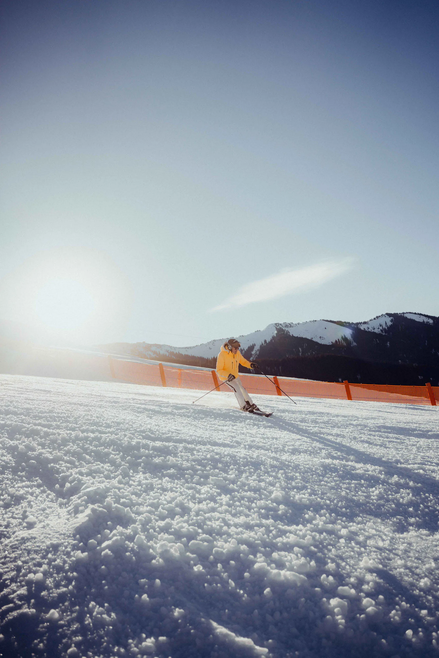 Skifahrer auf einer schneebedeckten Piste bei Leogang