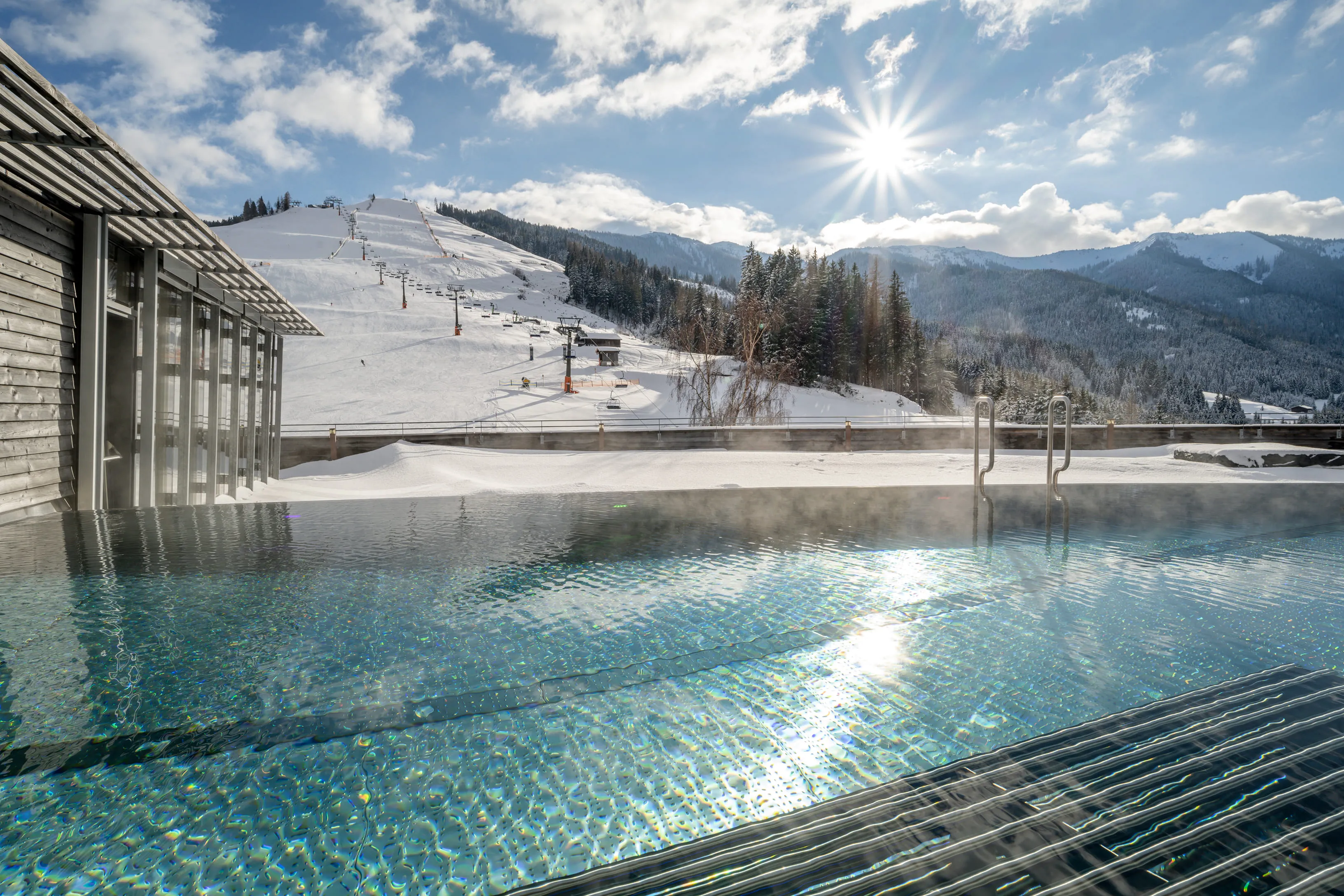 Pool mit Bergblick im Holzhotel Forsthofalm, Leogang