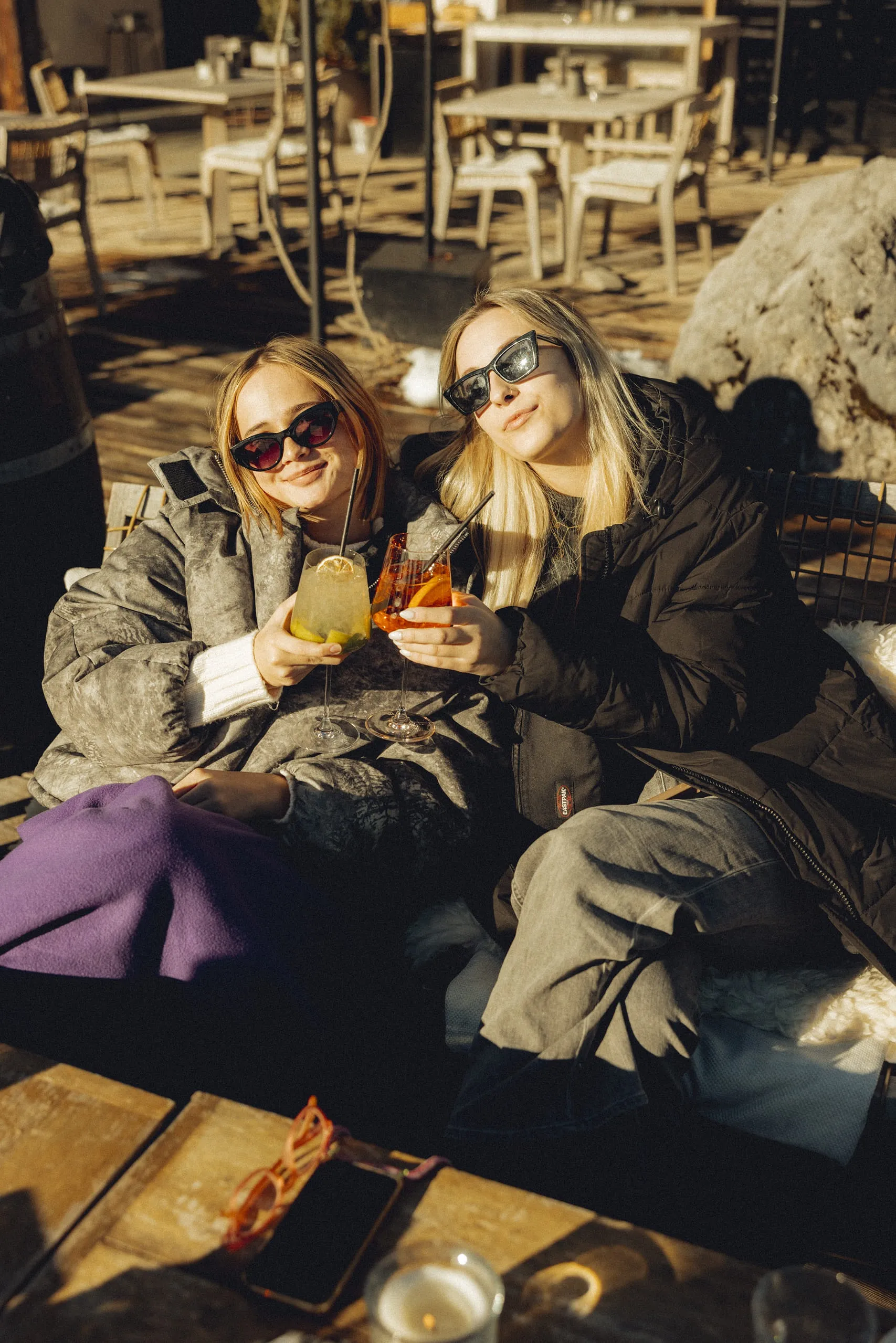 Zwei Frauen genießen Getränke im Holzhotel Forsthofalm, Leogang.