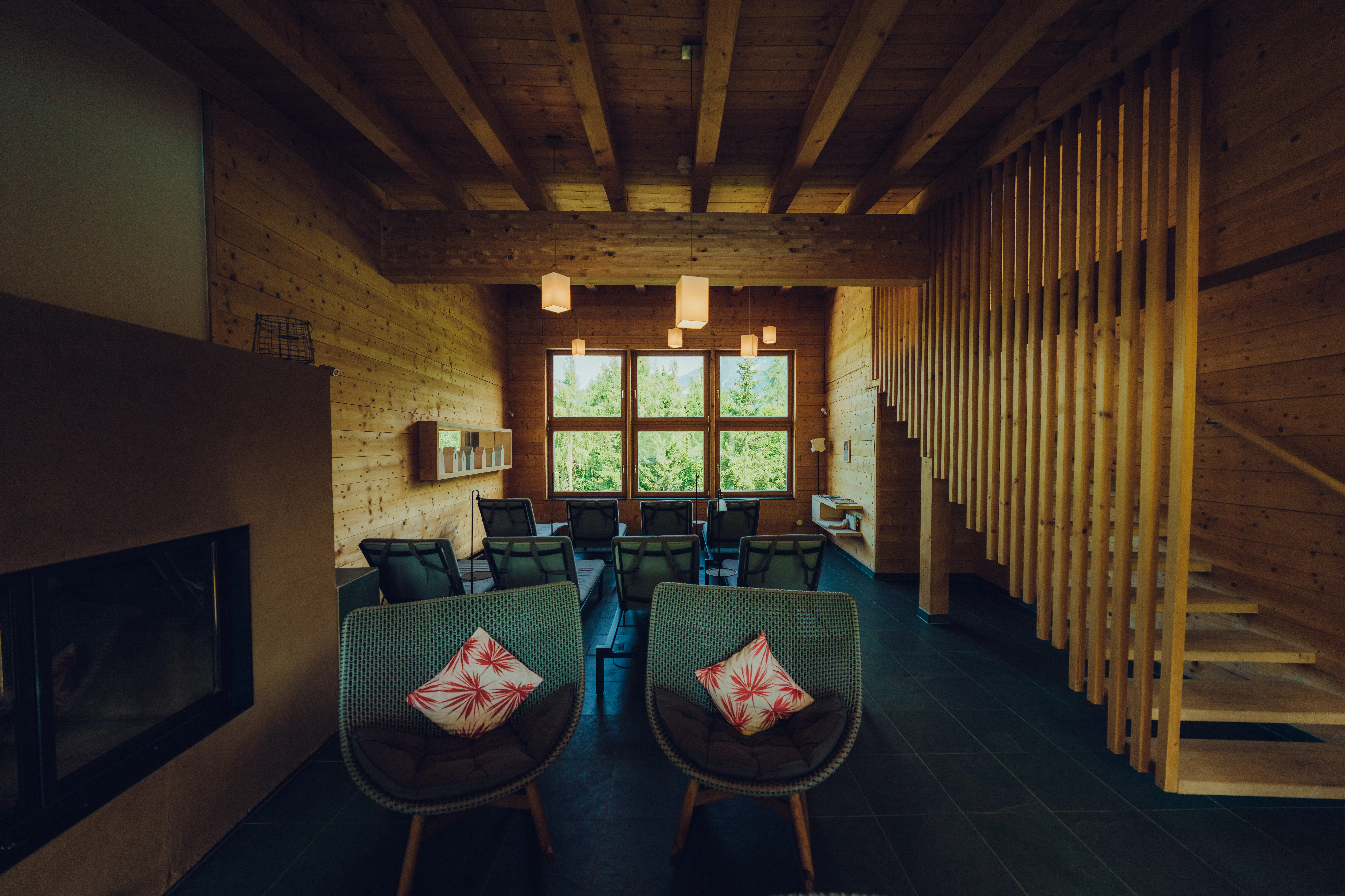 Moderne Holzwohnung mit Sitzgelegenheiten und Treppe