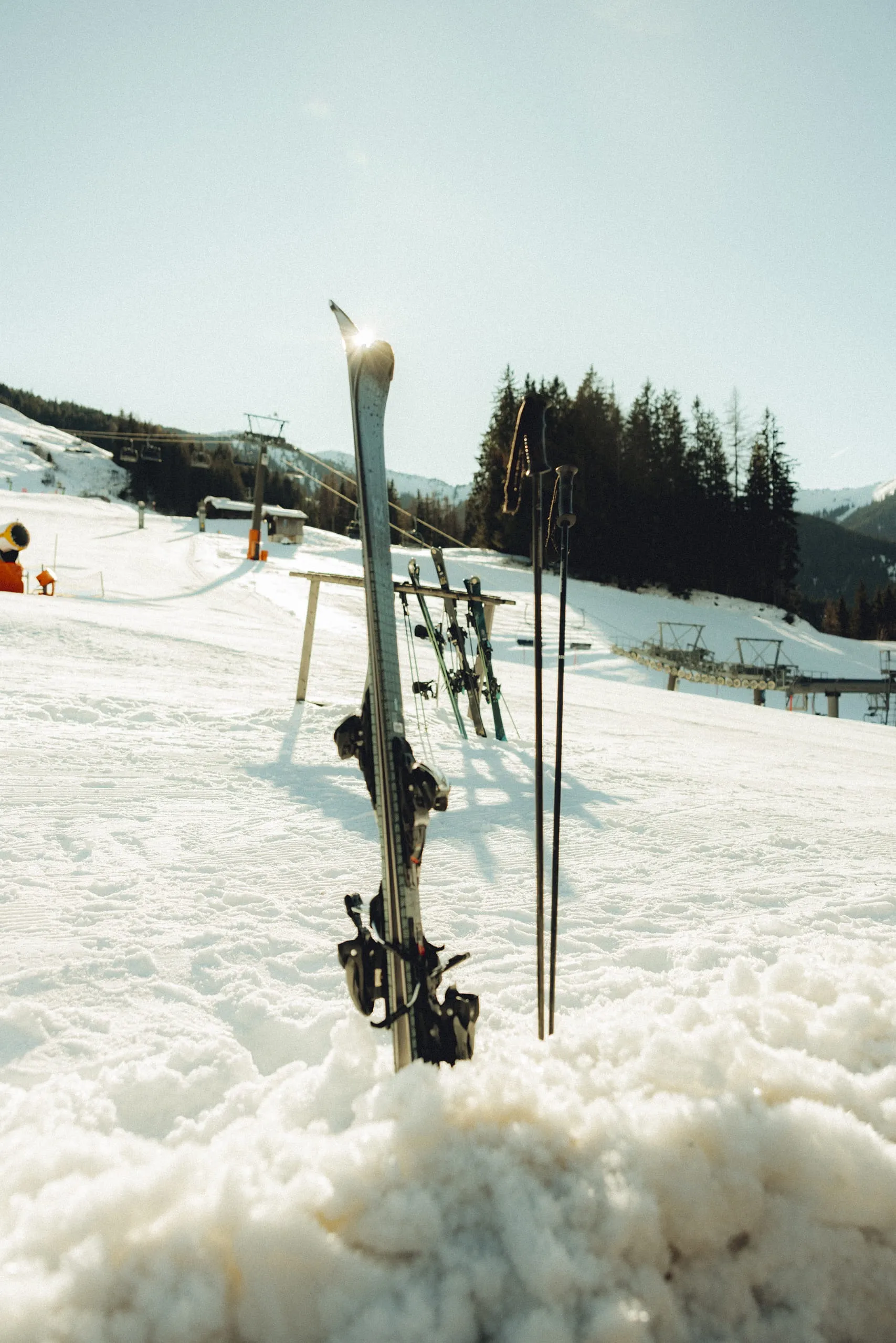 Ski und Stöcke im Schnee bei Holzhotel Forsthofalm