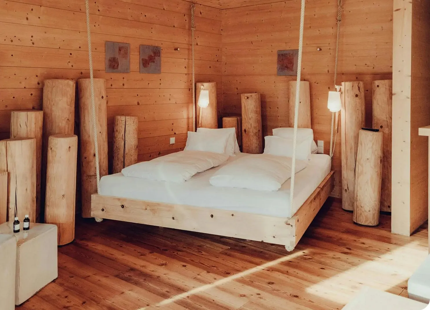 HellesEco-Zimmer mit Holzmöbeln und einem Doppelbett