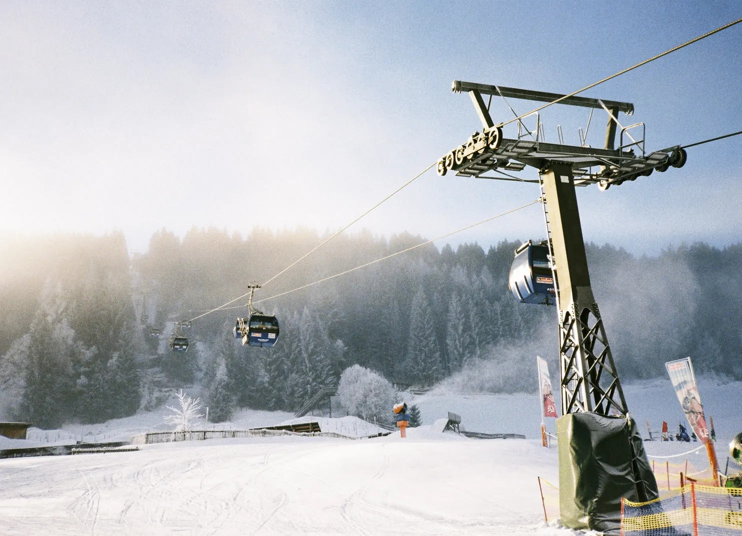 Schneebedeckte Landschaft mit Skilift in Leogang