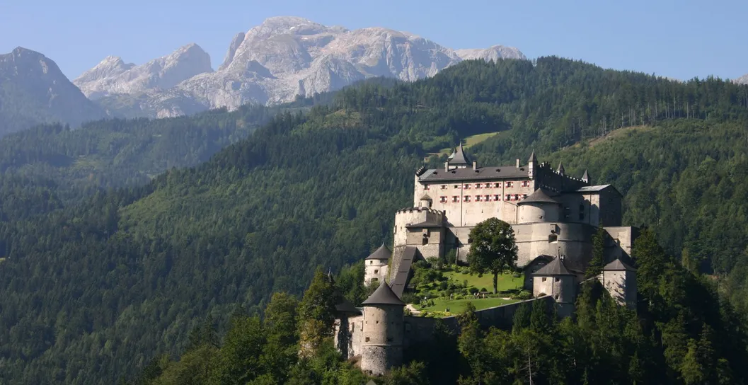 Burg Tanneck umgeben von grünen Wäldern und Bergen