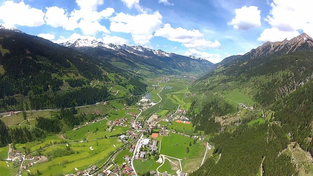Luftaufnahme von Bad Gastein mit Bergen und grünen Tälern