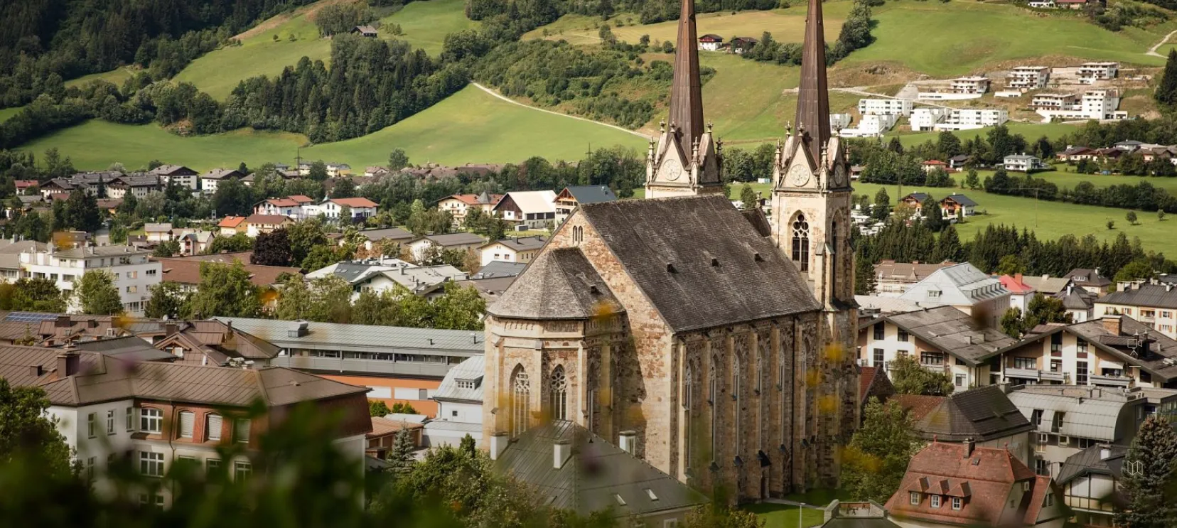 Blick auf die St. Johann Kirche mit Bergen im Hintergrund